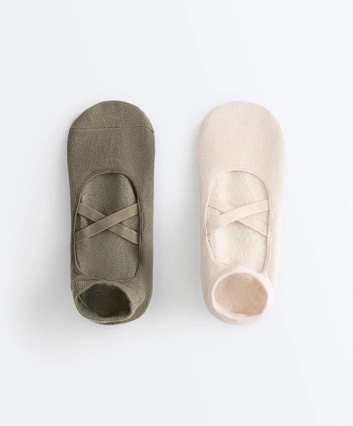 2 Pairs of Cotton Blend Sneaker Yoga and Pilates Socks with Crossover Straps 2 Pairs of Cotton Blend Sneaker Yoga and Pilates Socks with Crossover Straps