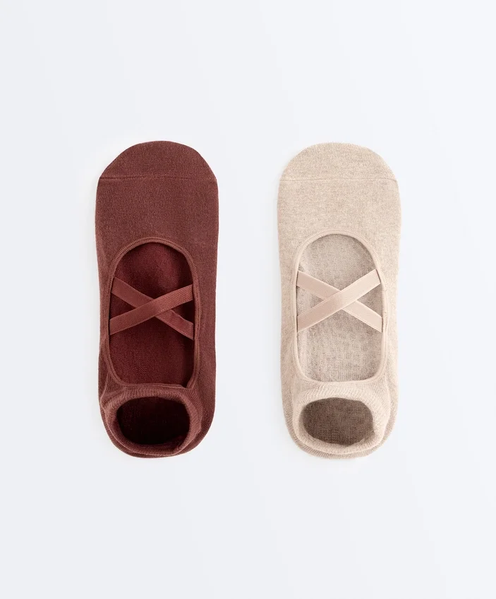 2 Pairs of Cotton Blend Sneaker Yoga and Pilates Socks with Crossover Straps 2 Pairs of Cotton Blend Sneaker Yoga and Pilates Socks with Crossover Straps
