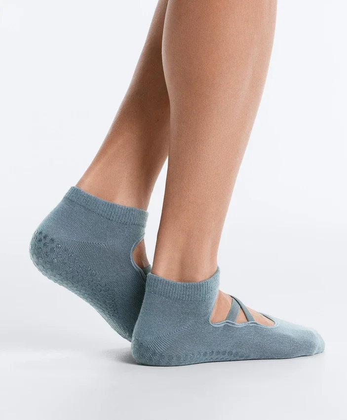 2 Pairs of Cotton Blend Yoga and Pilates Socks with Crossover Straps 2 Pairs of Cotton Blend Yoga and Pilates Socks with Crossover Straps