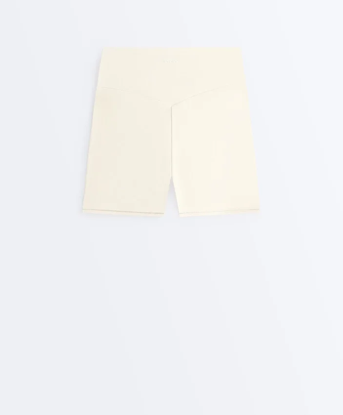 Comfortlux High-Rise 10Cm Hot Pants with Openwork Detail Comfortlux High-Rise 10Cm Hot Pants with Openwork Detail
